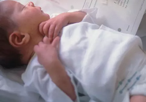 Asistenta acuzată că a lipit cu leucoplast gura unui bebeluş a fost găsită nevinovată