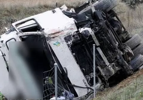 Un TIR încărcat cu marmură s-a răsturnat pe DN 72