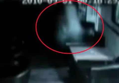 Video | O fantomă a fost surprinsă de camerele de supravegheat într-un bar