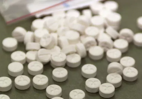 Mii de pastile de ecstasy și peste 200 de grame de cannabis, găsite la traficanți de droguri aduse din Olanda