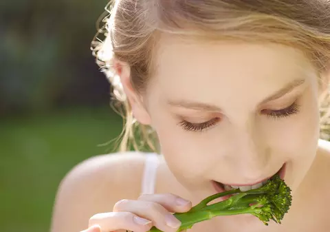 Broccoli te scapă de artrită