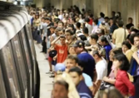 Incident la staţia de metrou Gorjului:două persoane intoxicate cu fum
