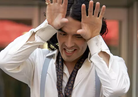 Russell Brand a fost arestat pentru că a agresat un fotograf