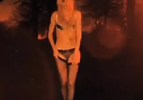 Video | Taylor Momsen se dezbracă în ultimul videoclip
