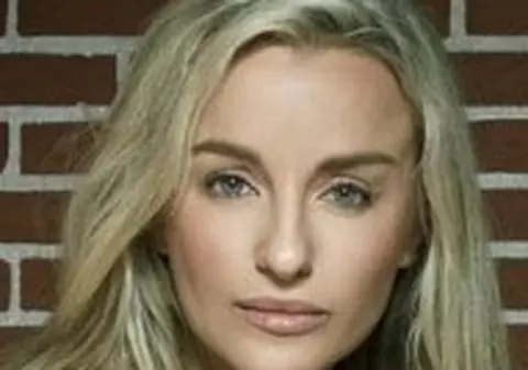Video | Tania Budi apare goală la duş în telenovela "Narcisa Sălbatică"