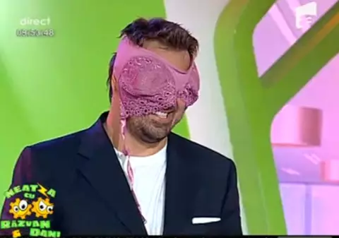 Foto | Daniela Crudu i-a pus sutienul în cap lui Horia Brenciu!