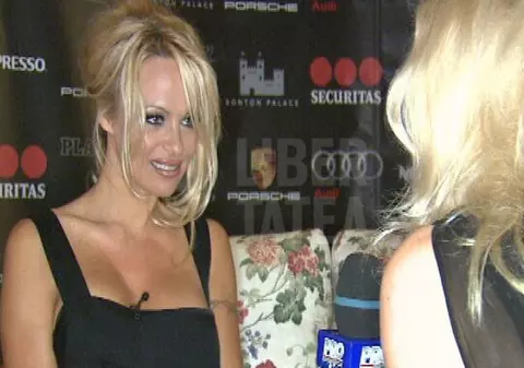 Pamela Anderson va face un duet cu Loredana Groza