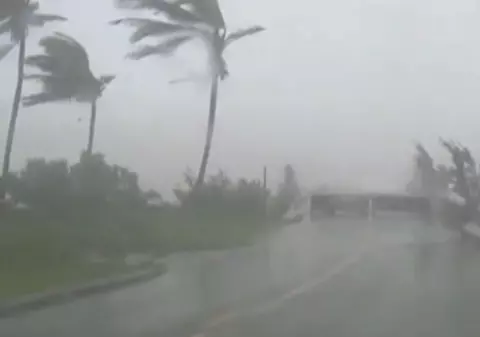 Panică în New York! 250.000 de oameni vor fi evacuaţi, din cauza uraganului Irene