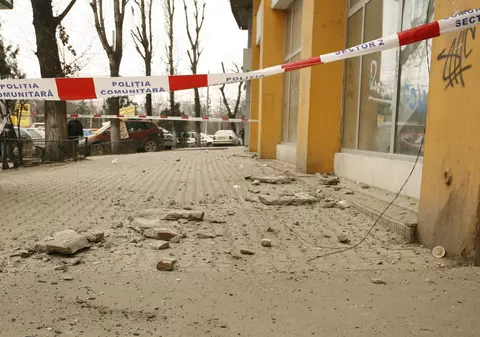 O femeie a fost lovită în cap de tencuiala care a căzut de pe un cinematograf 