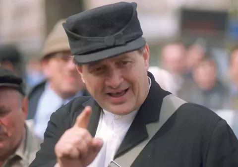 Dinescu: "Băsescu ar trebui să se întrebe de ce au plecat oamenii de calitate de lângă el" 