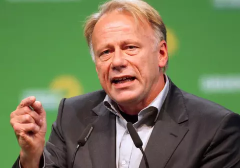 Fost ministru german, atacat cu o prăjitură cu frişcă