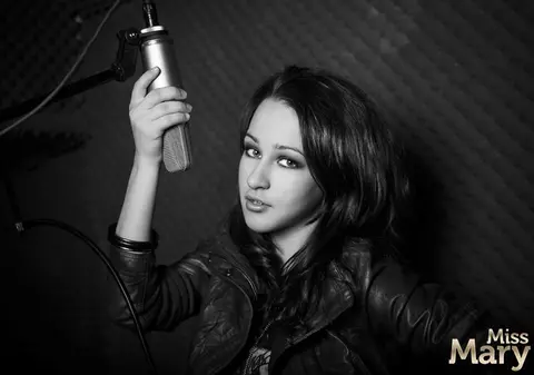 Premieră | Miss Mary, Miley Cyrus a României? Ascultă "Don't Love me"!