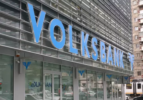 Dau banca în judecată