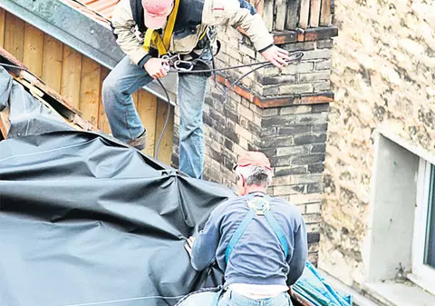 Staţi la ultimul etaj şi vă plouă în casă? Refaceţi acoperişul din fondul de reparaţii