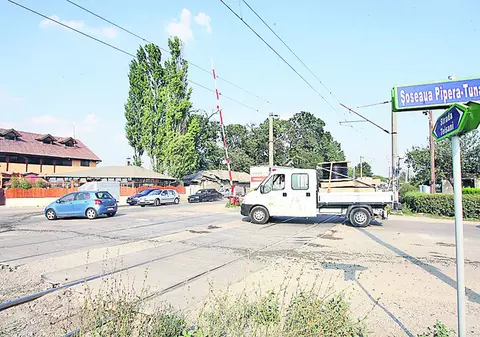 Poliţist luat pe capota maşinii