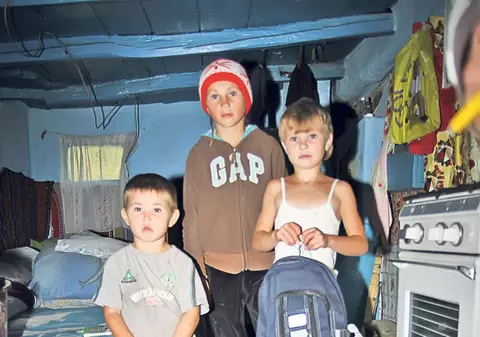 Împart un ghiozdan şi cizmele