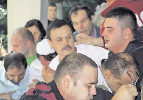 Furioşi că li s-au tăiat salariile, medicii brăileni s-au încăierat cu agenţii de pază