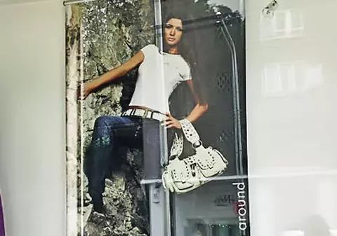 Fără să ştie, EBA încă face reclamă la blugi