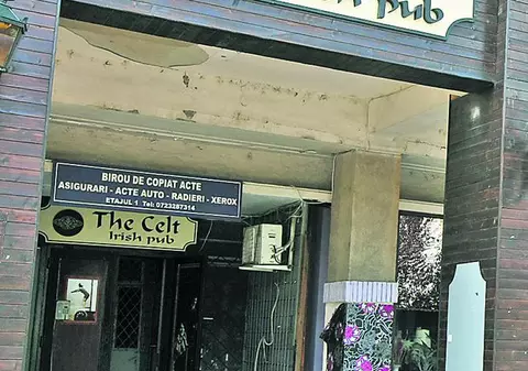 Poliţistul, lovit în timp ce făcea pipi