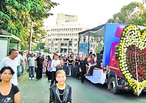 Un ţigan din Galaţi a fost dus la groapă cu un TIR plin cu flori