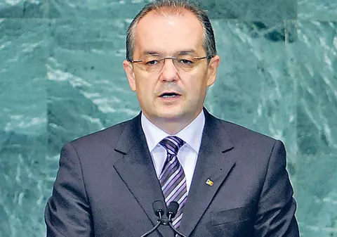 Boc s-a urcat pe scăunel, ca să fie mai înalt