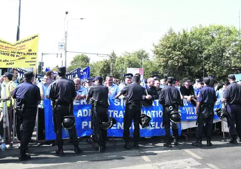 Jandarmii au făcut zid în faţa poliţiştilor