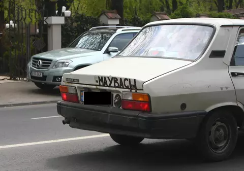 Imaginea zilei | Cum să faci din ţânţar armăsar şi din Dacie Maybach