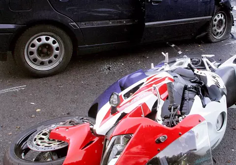 Un motociclist italian, mort după ce a lovit un BMW condus de o româncă