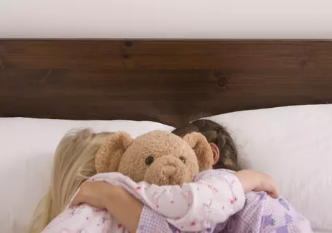 Două fetiţe abuzate de pedofili cu voia părinţilor