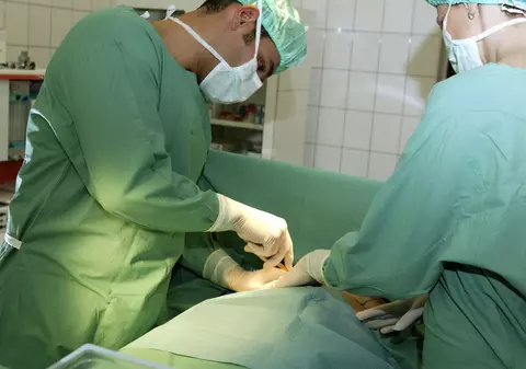 Premieră medicală: O inimă artificială permanentă a fost implantată unui adolescent