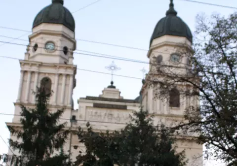 Un bărbat a stat 12 ore pe crucea catedralei din Iaşi, ameninţând că se aruncă din cauza sărăciei