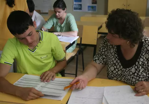 Au trimis elevii să înveţe în satul vecin ca să transforme şcoala în birt