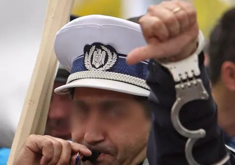 Poliţiştii cu datorii la bancă vor fi păsuiţi, prin intervenţia MAI