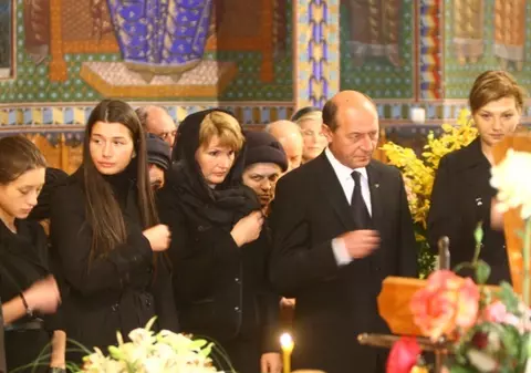 Boc, Udrea şi Becali, alături de Băsescu la înmormântarea mamei