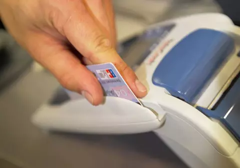 Românii au de două ori mai puţine carduri decât bulgarii