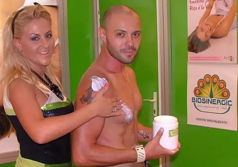 Oana Turcu îi face masaj pe bicepşi lui Mitoşeru