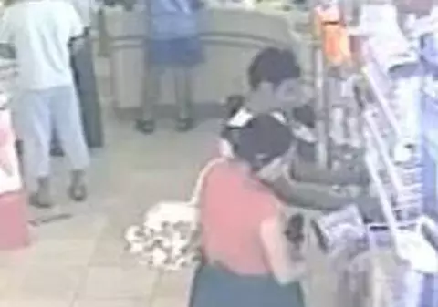 Video | Iată cum fură ţiganii din farmaciile din Spania