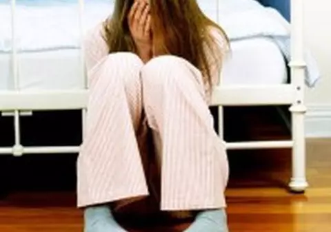 O copilă bătută de tatăl ei a ajuns la spital cu piciorul rupt şi răni la cap