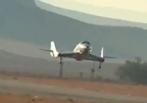 Naveta SpaceShipTwo pentru turism spaţial a efectuat primul ei zbor independent