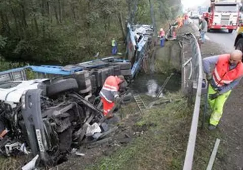 17 oameni au murit într-un accident rutier lângă Varşovia