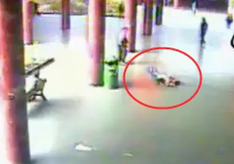 VIDEO | Româncă în comă, după ce a fost atacată la metrou la Roma