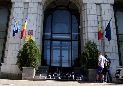 Ministerul Finanțelor îl contrazice pe Tudose: Contribuțiile sociale și de sănătate vor fi preluate de angajați din 2018, dar angajatorii sunt obligați să le rețină și să le vireze