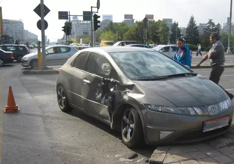 Duba poliţiei s-a tamponat în trafic 