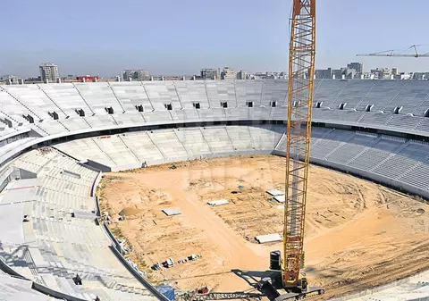 Patru muncitori au căzut de pe schelă la Stadionul Naţional
