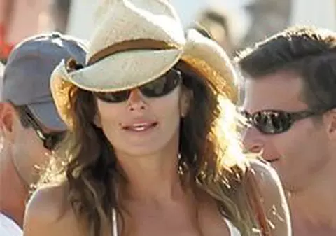 Cindy Crawford merge la cursuri de dans la bară pentru o căsnicie fericită