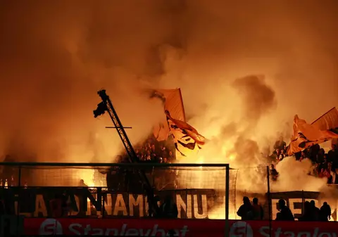 Torţe şi fumigene aruncate în teren la meciul Dinamo - Steaua 