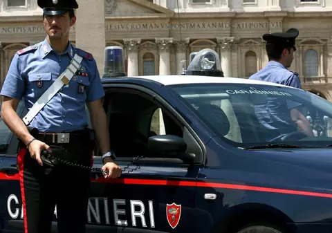 Un român care a spart o casă în Italia a fost prins pentru că s-a oprit să bea o sticlă de vin