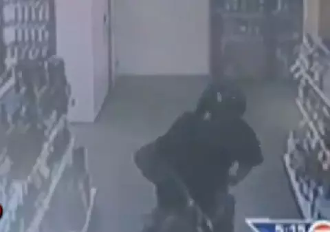 Video | Au şi americanii ţigăncile lor: au subtilizat băutură de 3.000 $ sub fuste