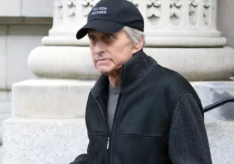 Michael Douglas organizează o petrecere de Halloween
