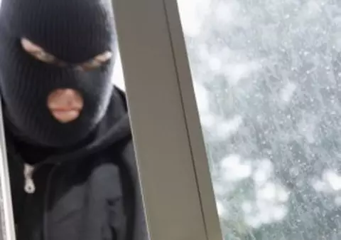 Trei tineri beţi s-au mascat şi au jefuit doi bătrâni